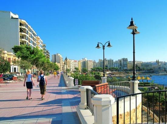 Modern Apartment Steps To St George'S Bay San Ġiljan Exterior foto