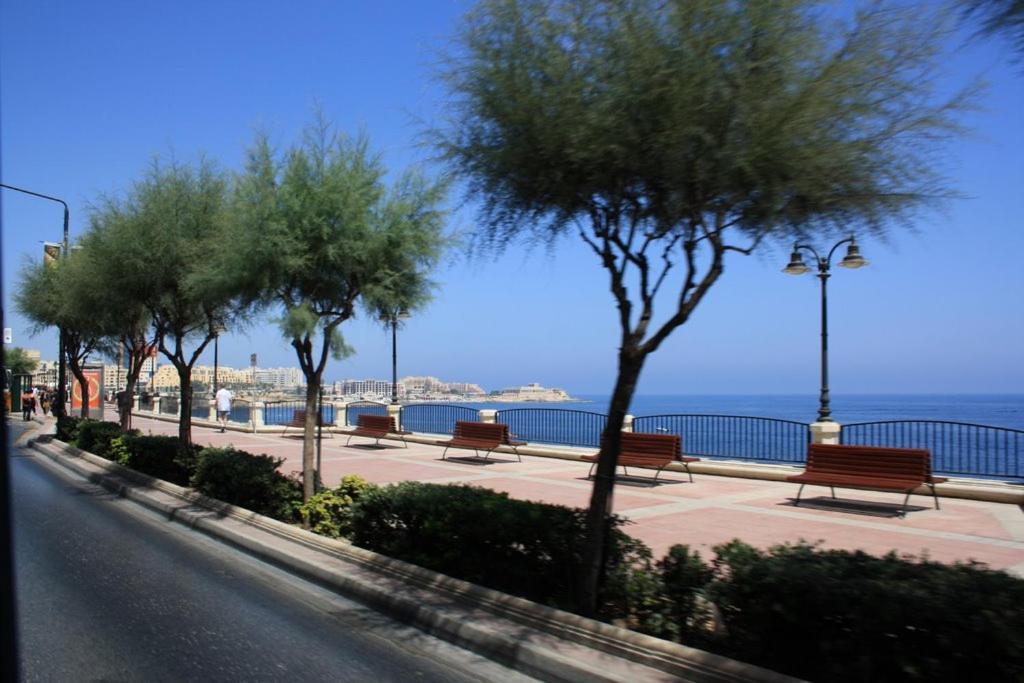 Modern Apartment Steps To St George'S Bay San Ġiljan Exterior foto
