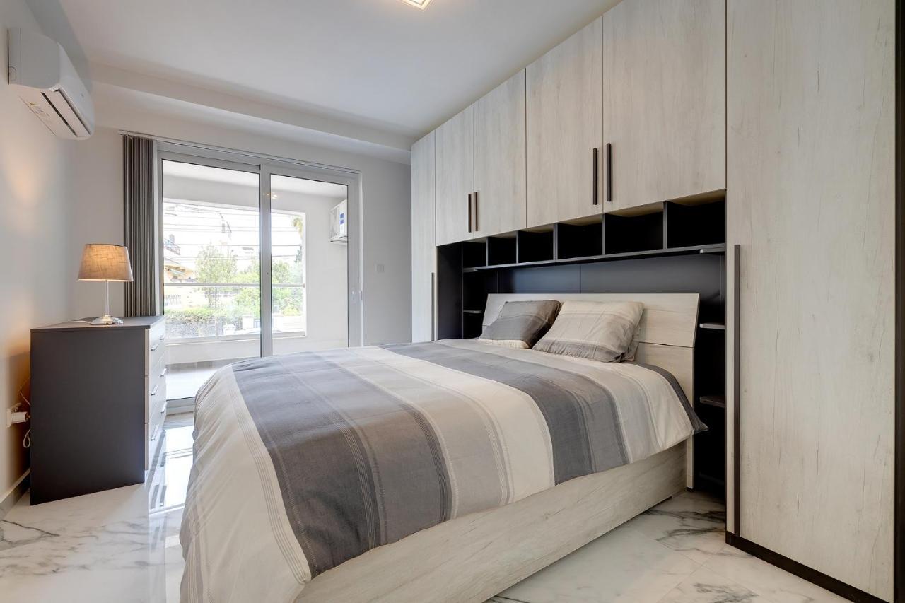 Modern Apartment Steps To St George'S Bay San Ġiljan Exterior foto